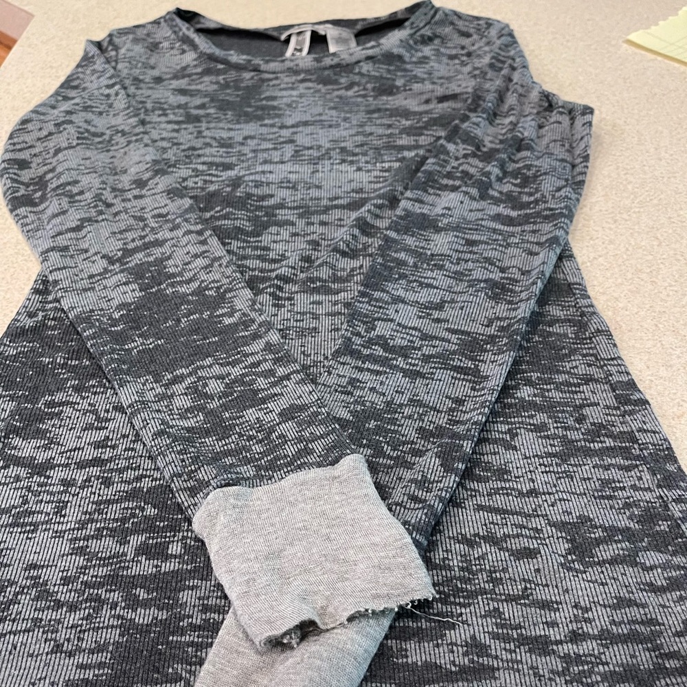 BKE eased for Buckle top grey size M. Made in USA!!!